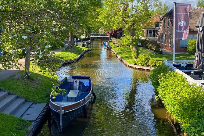 Giethoorn Roundtrip Transport with Optional Guided Canal Cruise - The Group Experience