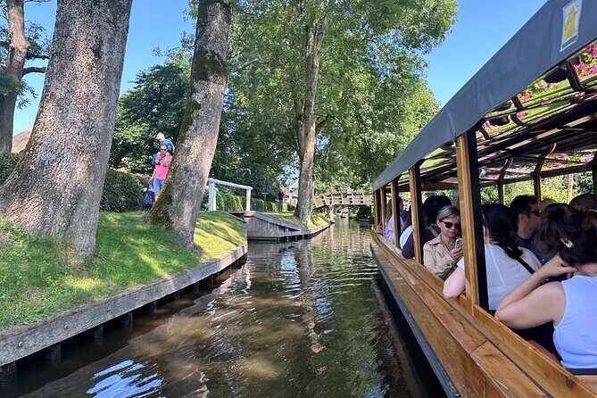 Giethoorn Roundtrip Transport with Optional Guided Canal Cruise - Who Will Love This Tour?