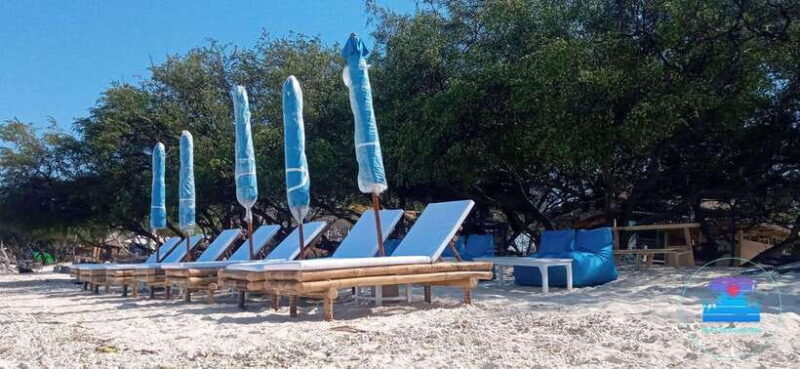 Gili Trawangan: The Beach Bar - Sunbed with Cocktail & Chill - Key Points
