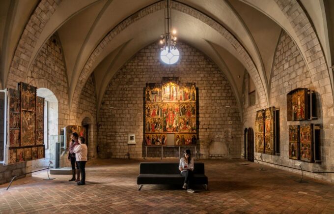 Girona Art Museum: Skip-the-Line Entry Ticket & Audio Guide - Museum Location and Hours