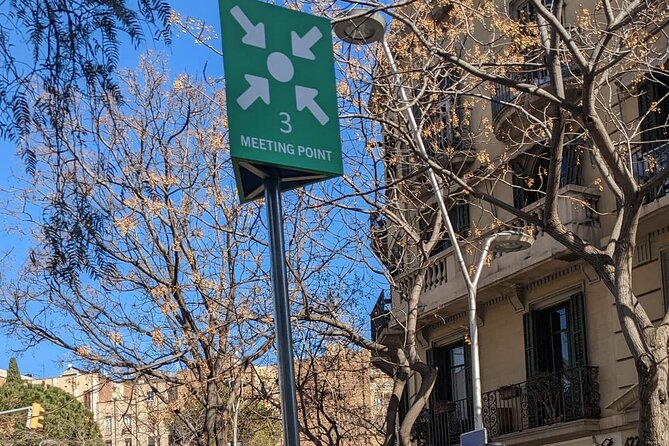 Golden Hour in Gaudis Sagrada Familia With Expert Guide - Optimal Lighting Experience
