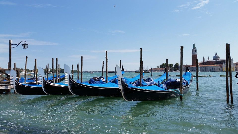 GONDOLA Tour With Four Seasons Concert by VENICE in GONDOLA - Minor Canals Exploration