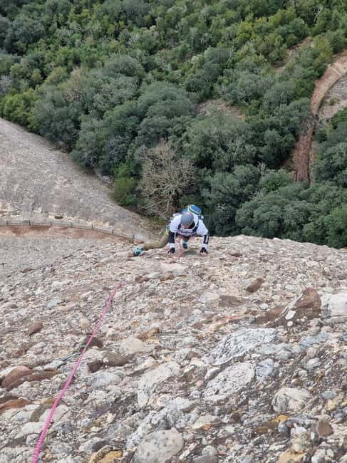 Gorros de Montserrat: climb and enjoy the magical mountain from its peaks. - The Climbing Experience