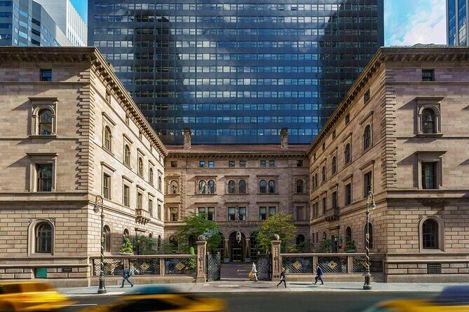 Gossip Girl Uptown Site Tour in a Vintage Car - Key Points