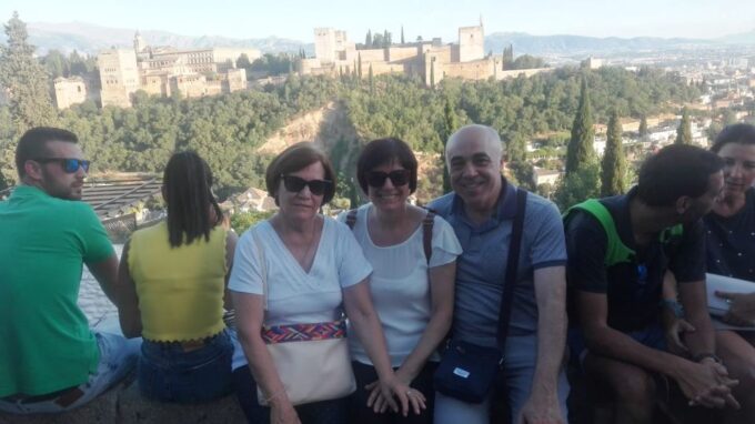 Granada: 2hour Tour of The Albaicín & Sacromonte Premium - The Sum Up