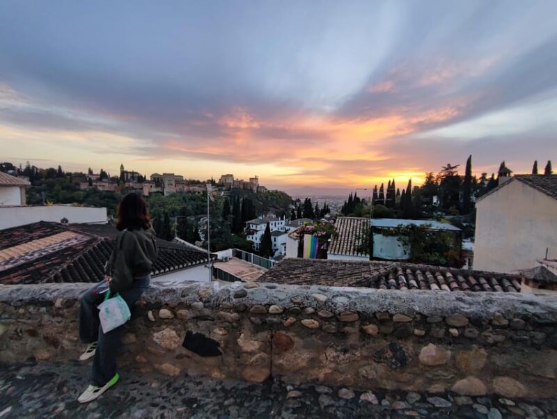 Granada: Albaicín and Sacromonte Sunset Tour & Flamenco Show - Guided Tour Through Albaicín and Sacromonte