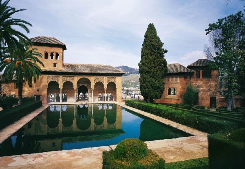 Granada: Alhambra, Alcazaba, and Nasrid Palaces Tour - The Grandeur of the Alhambra