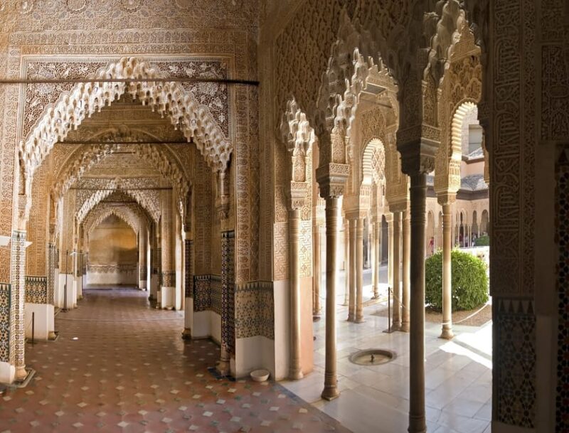 Granada: Alhambra and Albaicín Small Group Tour - Exploring the Alhambra
