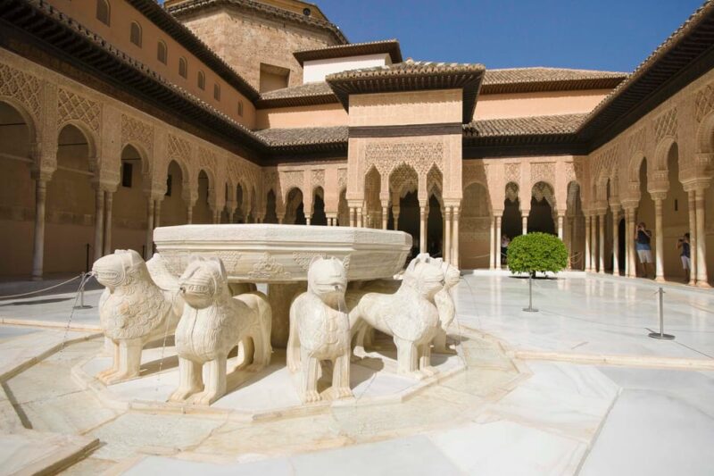 Granada: Alhambra and Albaicín Small Group Tour - Discovering the Generalife Gardens