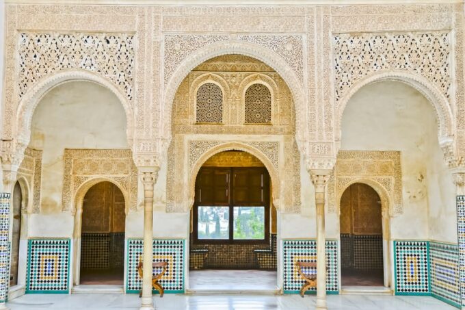 Granada: Alhambra and Albaicín Small Group Tour - Wandering the Albaicín Neighborhood