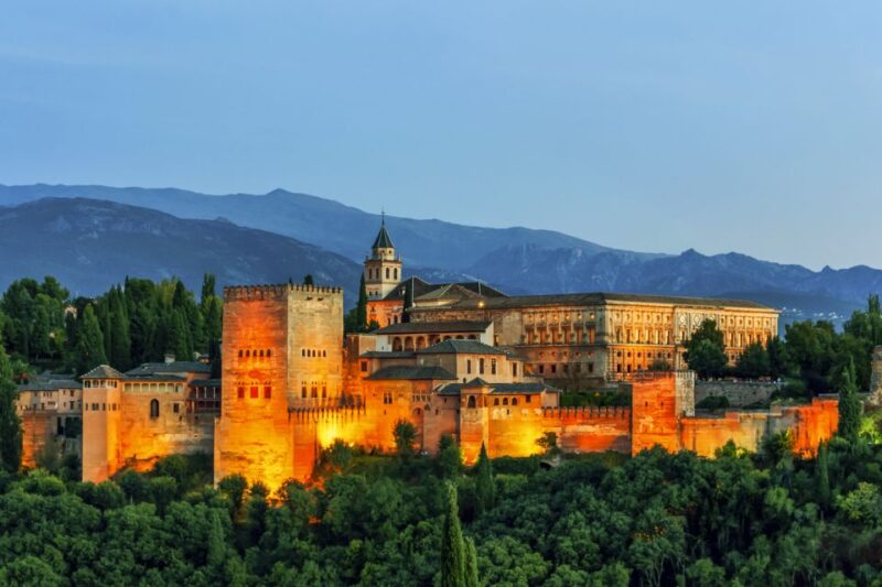 Granada: Alhambra and Nasrid Palaces Guided Tour at Night - Key Points