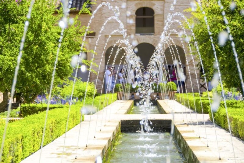 Granada: Alhambra Gardens, Generalife & Alcazaba Guided Tour - Key Points