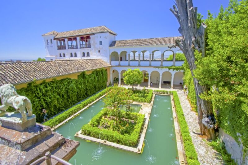 Granada: Alhambra Gardens, Generalife & Alcazaba Guided Tour - Taking in the Nasrid Palaces