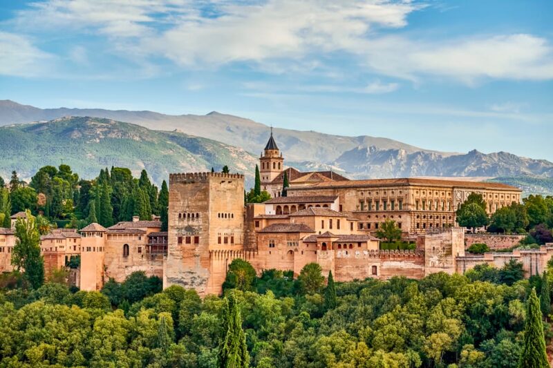 Granada: Alhambra Guided Tour and Flamenco Show - Discovering the Palace of Charles V