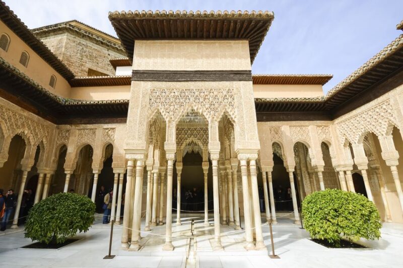 Granada: Alhambra, Nasrid Palaces, and Generalife Tour - Accessibility