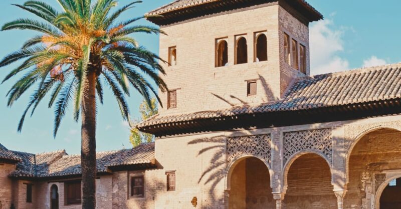 Granada: Alhambra & Nasrid Palaces Small Group Guided Tour - The Captivating Court of the Lions
