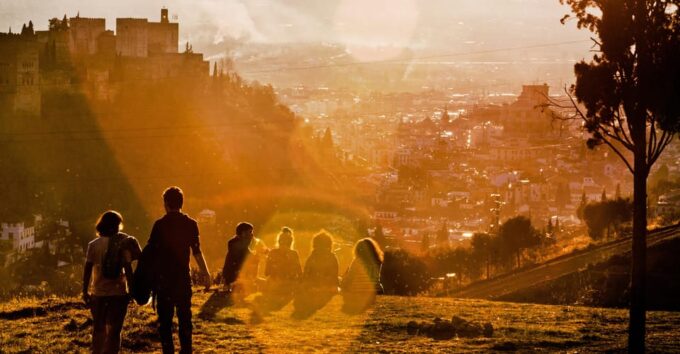 Granada: Alhambra & Nasrid Palaces Small Group Guided Tour - Discovering the Gardens and Palace of the Generalife
