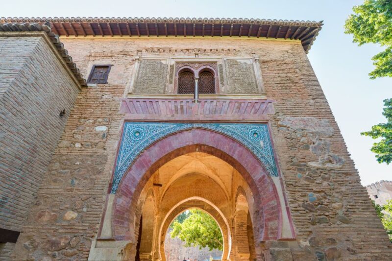 Granada: Alhambra Ticket and Guided Tour With Nasrid Palaces - Tour Features