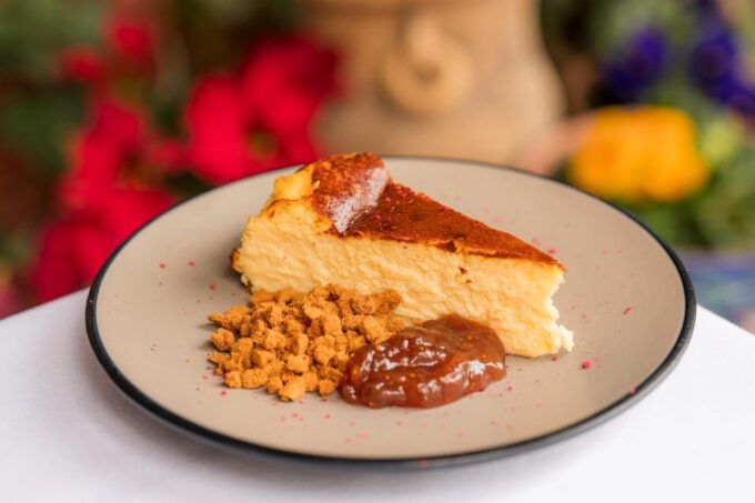 Granada: Flamenco Show With Dinner at Jardines De Zoraya - Exploring the Albaycín Neighborhood