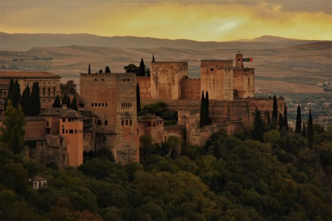 Granada: Private Tour of Albaicín, Sacromonte and Viewpoints - Languages and Booking Flexibility