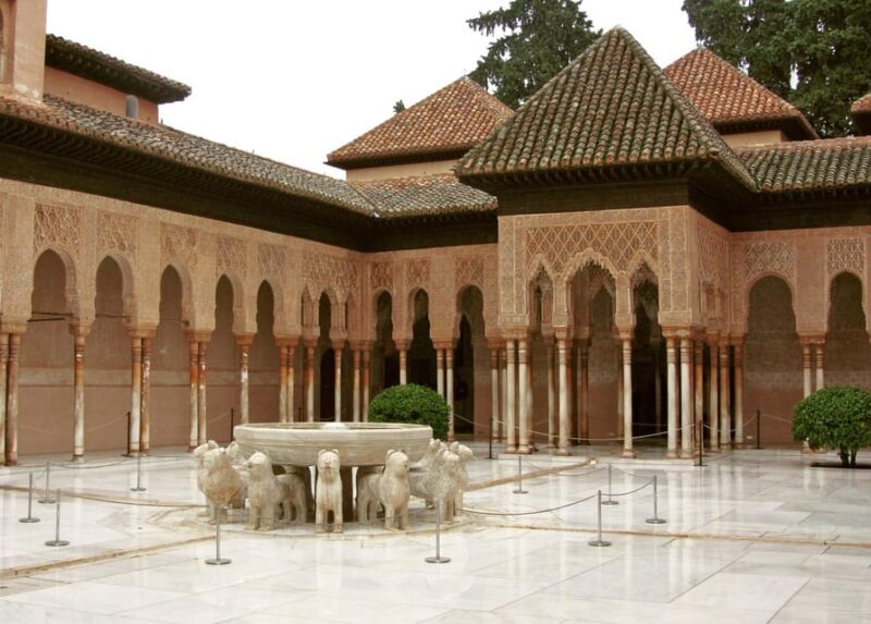 Granada: Tour of Alhambra, Generalife, and Nasrid Palaces - Discovering the Captivating Nasrid Palaces