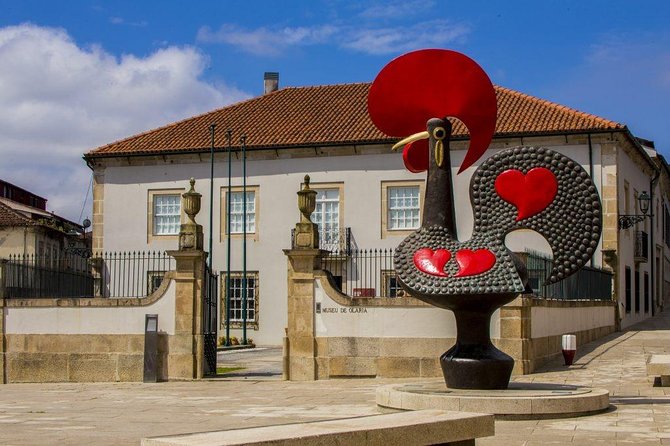 Green Wine Region Tour: Wine Tastings & Lunch - Accessibility