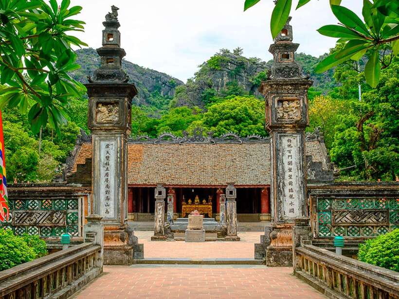 Group Tour: Hoa Lu - Trang an Boat Trip - Mua Cave - Experience the Trang An Scenic Landscape