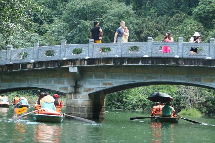 Group Tour: Hoa Lu - Trang an Boat Trip - Mua Cave - Transportation Details