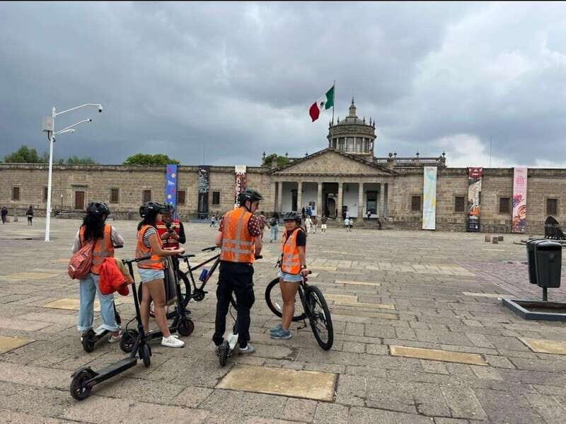 Guadalajara: Bicycle tour of the city visiting places of interest. - Key Points