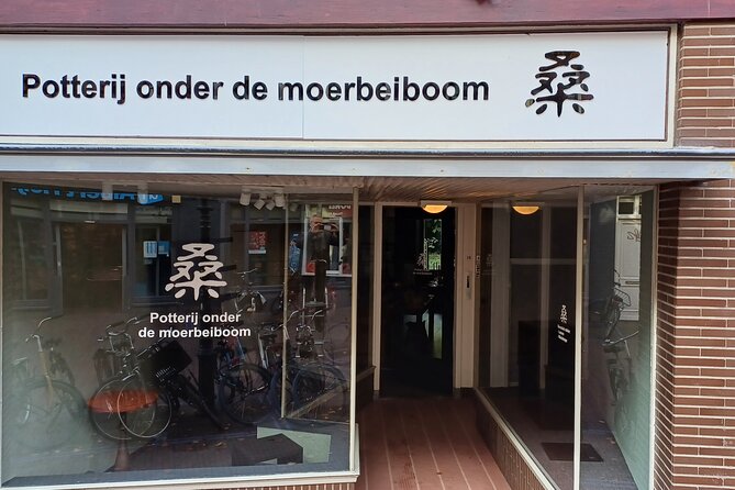 Guided Pottery Workshop on a Turntable in Choorstraat - Good To Know