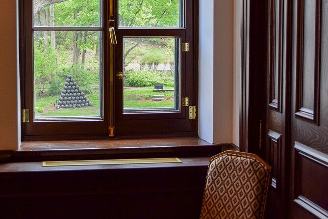 Guided Tour and Quebec Gins at the Quebec Garrison Club - A Closer Look at the Quebec Garrison Club Tour