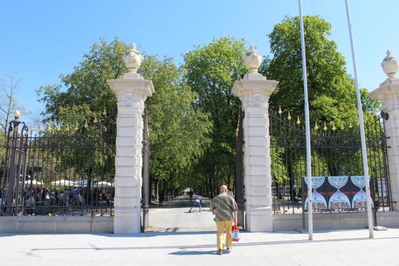 Guided Tour of Geneva: Discovering the Citys Hidden Gems - Language and Guide