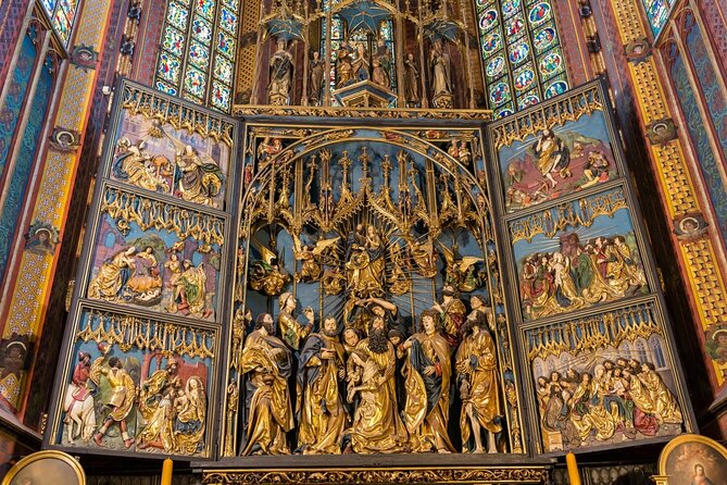 Guided Tour of Wawel Castle, Cathedral and St. Marys Basilica - Exploring Wawel Castle