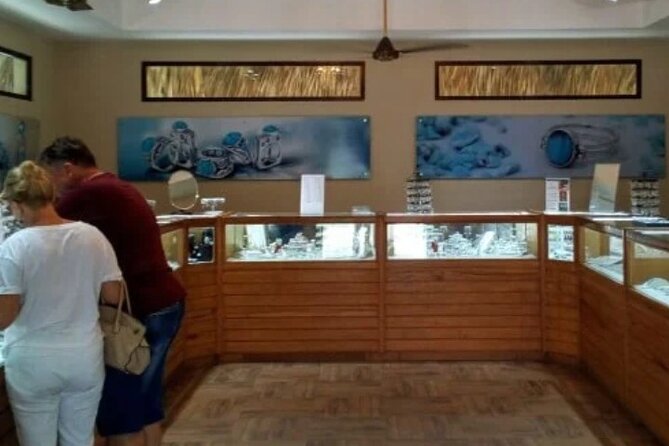 Guided Tour to Don Lucas Cigars Factory and Souvenirs Store - Tasting Opportunities