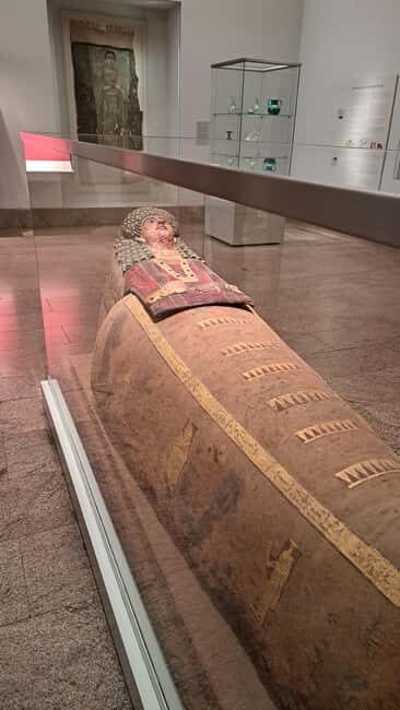 Guided visit of the MET: 2-hour tour in Spanish - An Authentic, Practical Guide to the MET Tour