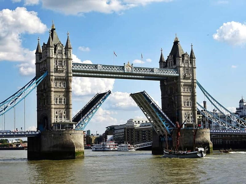 Guided Walking Tour - Tower Bridge to Buckingham Palace - Key Points
