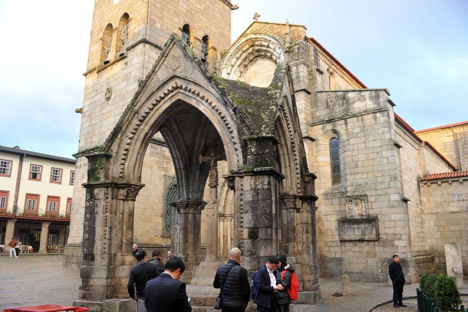Guimarães: Guided Day Tour With Lunch and Drinks - Lunch in Braga