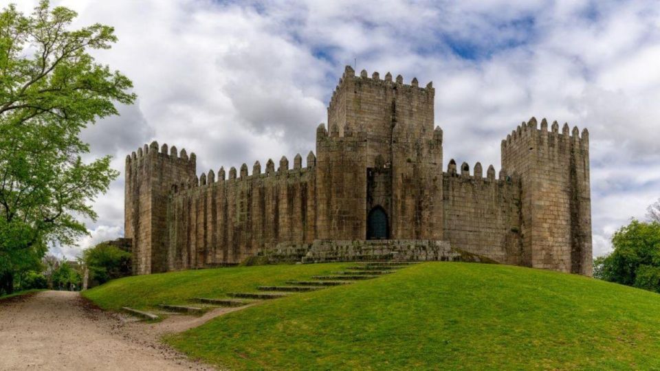 GUIMARAES: GUIMARAES SEDAN TOUR HD - Historic Center