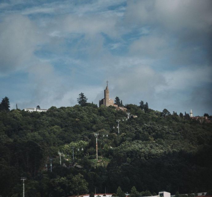 GUIMARÃES: HD TOUR GUIMARÃES MERCEDES V EXT LONG - Guimarães Castle and Historic Center