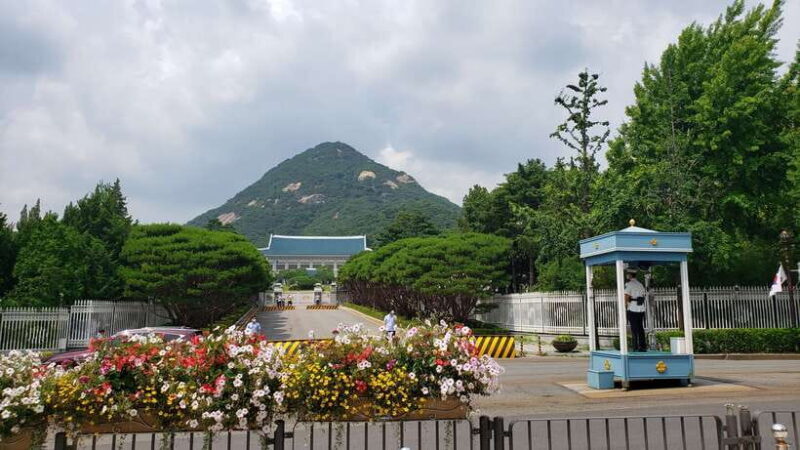 Gyeongbokgung Palace, Jogyesa Temple and Cheongwadae Tour - Meeting and Starting Point