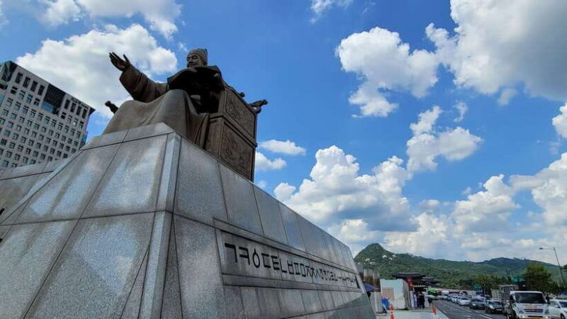 Gyeongbokgung Palace, Jogyesa Temple and Cheongwadae Tour - Bukchon Hanok Village: Walking Through Living History