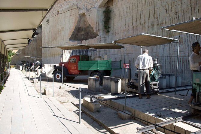 Hagar Qim temple (UNESCO), Limestone Heritage & Marsaxlokk Market guided tour - Transportation and Group Dynamics