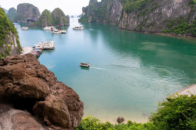 Halong Bay 2D1N Traditional Boat All Inclusive Suppring Cave,Titop,Luon Cave - Accommodations and Meals
