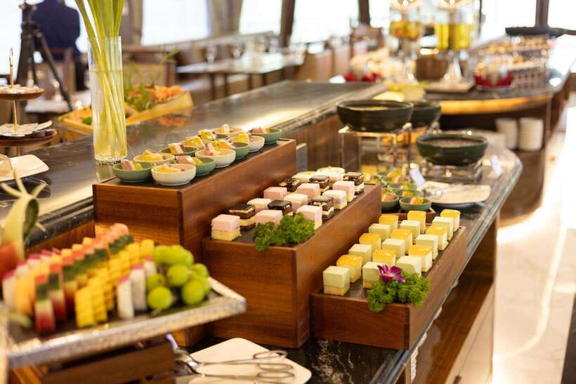 Halong Bay Day Tour: Best Seller IRIS CRUISE With Live Band - Cruise Features