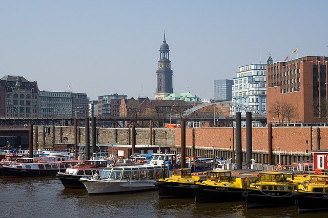 Hamburg: 1.5-Hour Comedy Bus Tour in German - Pricing and Booking Details