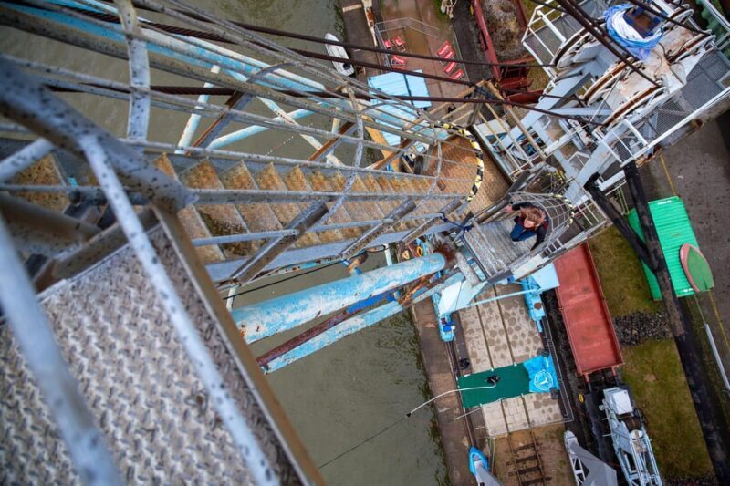 Hamburg: Bungee Jumping 50 Meters High over the Harbor - Preparing for the Jump