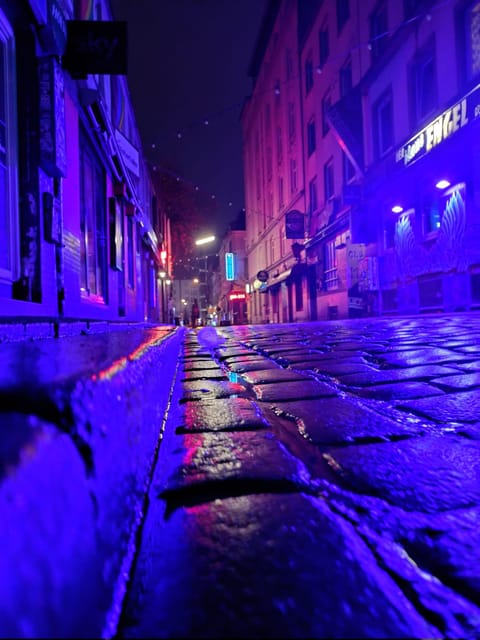 Hamburg: Neighborhood tour with a former dominatrix - Authentic Encounters and Local Stories
