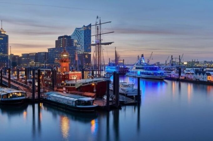Hamburg : Old Town Walking Tour With a Guide - Meeting Point and Nearby Attractions