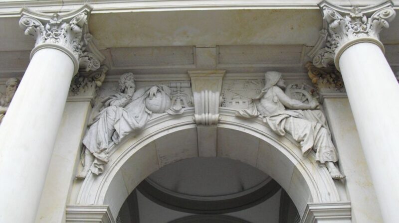 Hamburg: Private Tour Down Town Around City Hall - Highlights and Experience