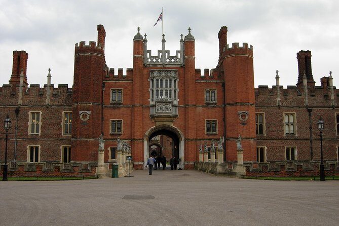 Hampton court palace private tour from London - The Experience in Detail